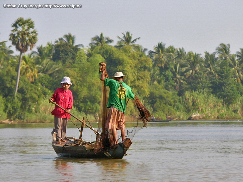 Tonlé Sap - vissers Met een boot maken we de overtocht vanuit de kanalen over het Tonlé Sap meer naar Siem Reap. Stefan Cruysberghs